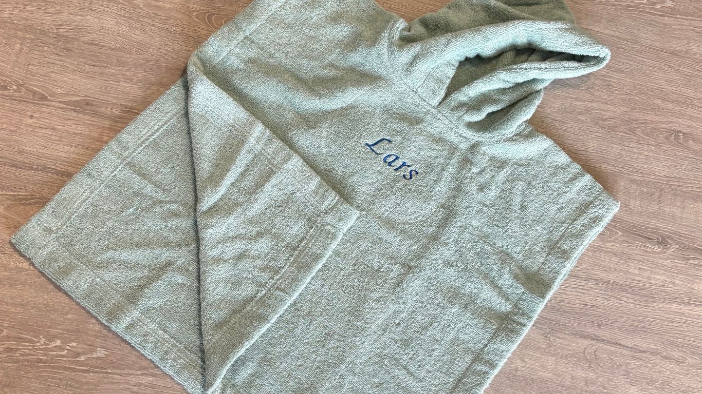 kinderponcho met geborduurde naam