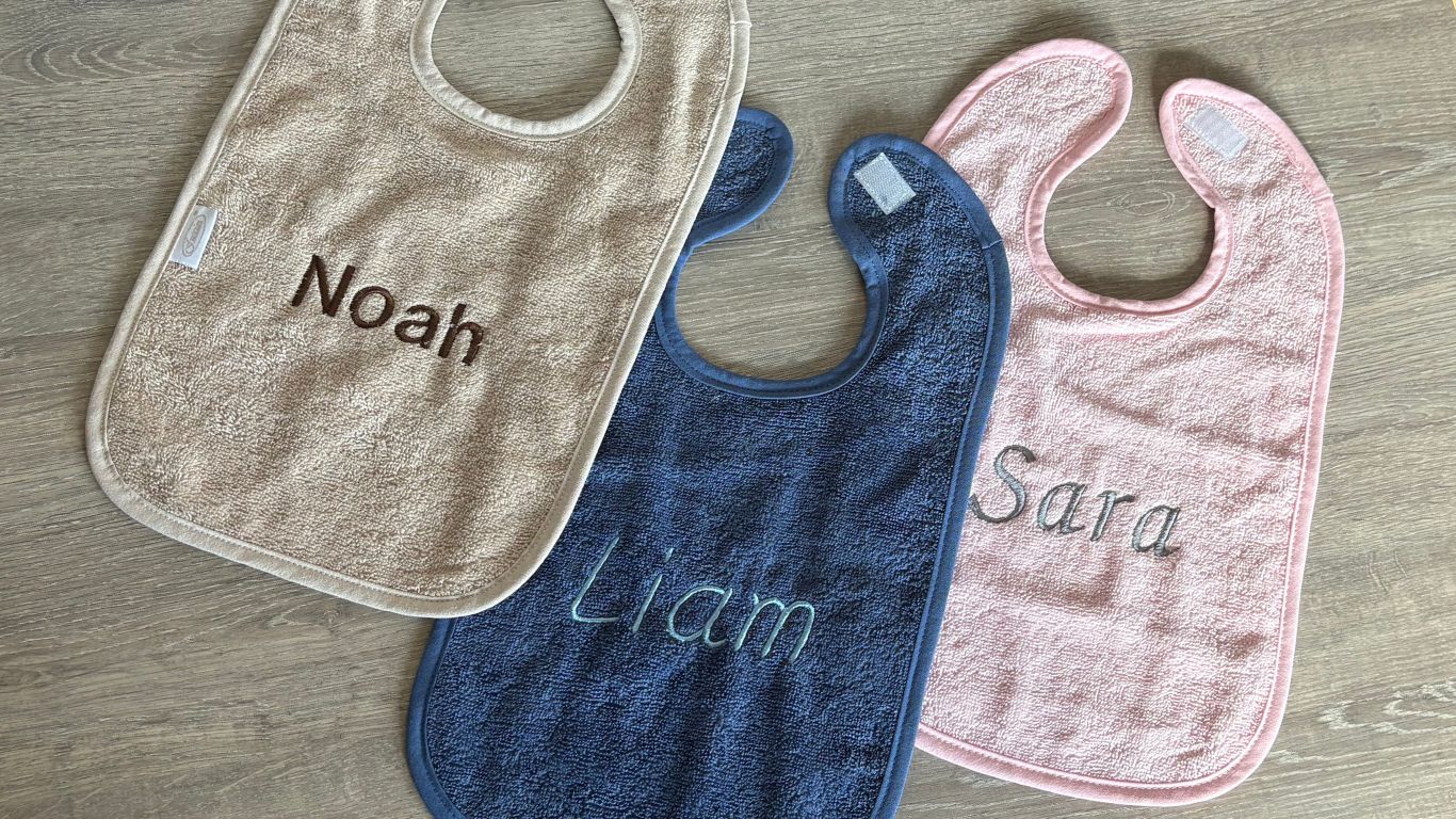 slabbetjes met geborduurde tekst